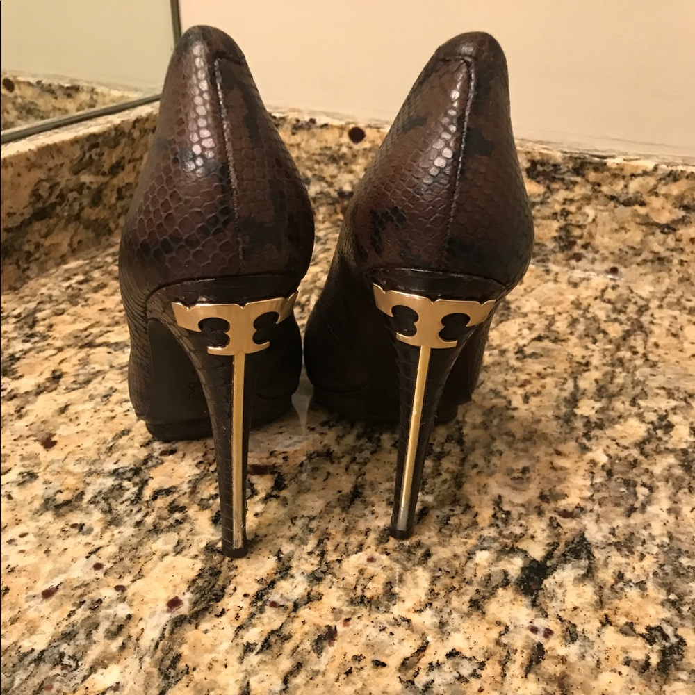 Authentic Tory Burch logo snakeskin pump. Size 10