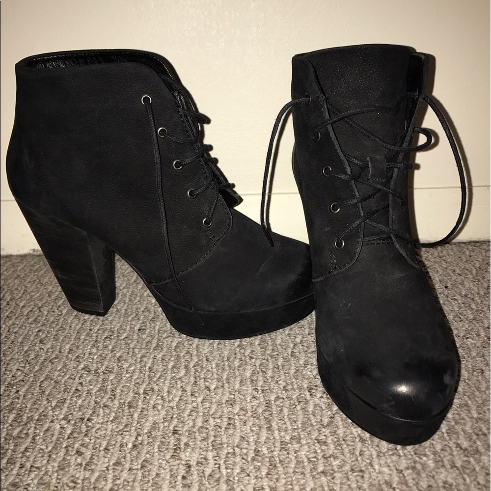 Steve Madden "Raspy" Booties in black; size 9