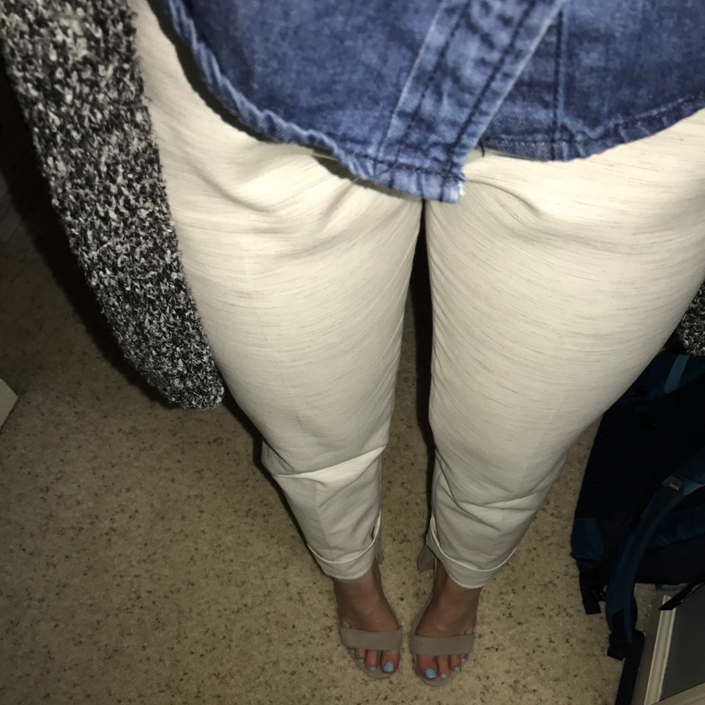 white GAP cropped pants
