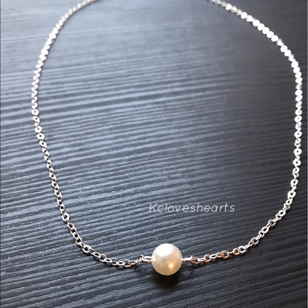 Simple Dainty Pearl Necklace - Picture 2 of 3