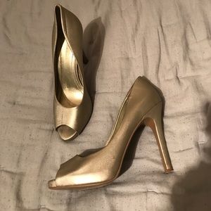 BCBG champagne heels