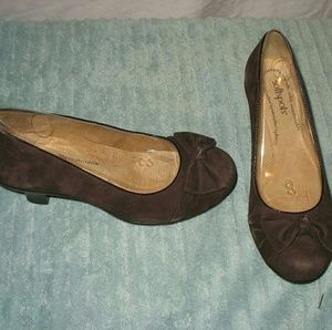 BNIB Softspots brown suede heel size 9