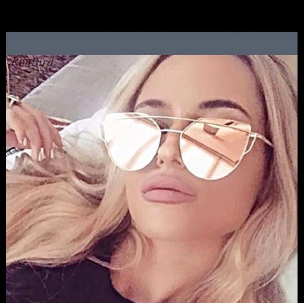 Rose gold glasses soooo stylish