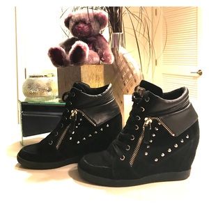 ⭐️Stylish GUESS Wedge Sneakers ⭐️