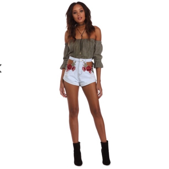 Boutique Pants - New! Embroidered distressed white denim shorts