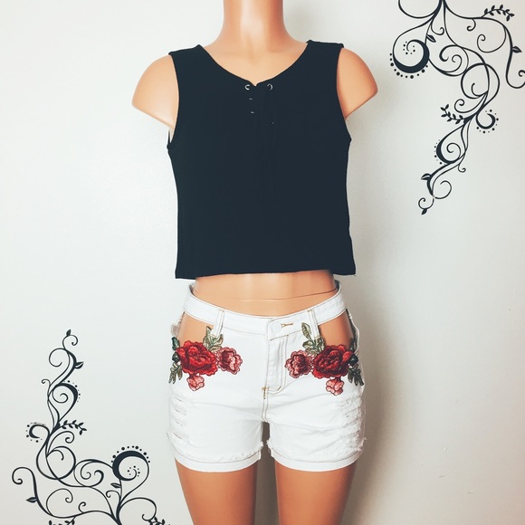 New! Embroidered distressed white denim shorts - Picture 2 of 8