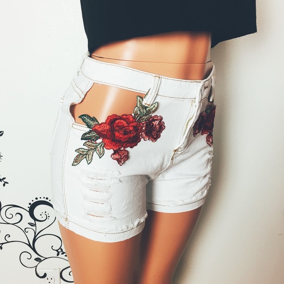 New! Embroidered distressed white denim shorts - Picture 3 of 8