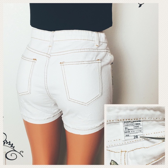 New! Embroidered distressed white denim shorts - Picture 4 of 8