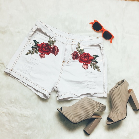 New! Embroidered distressed white denim shorts - Picture 7 of 8