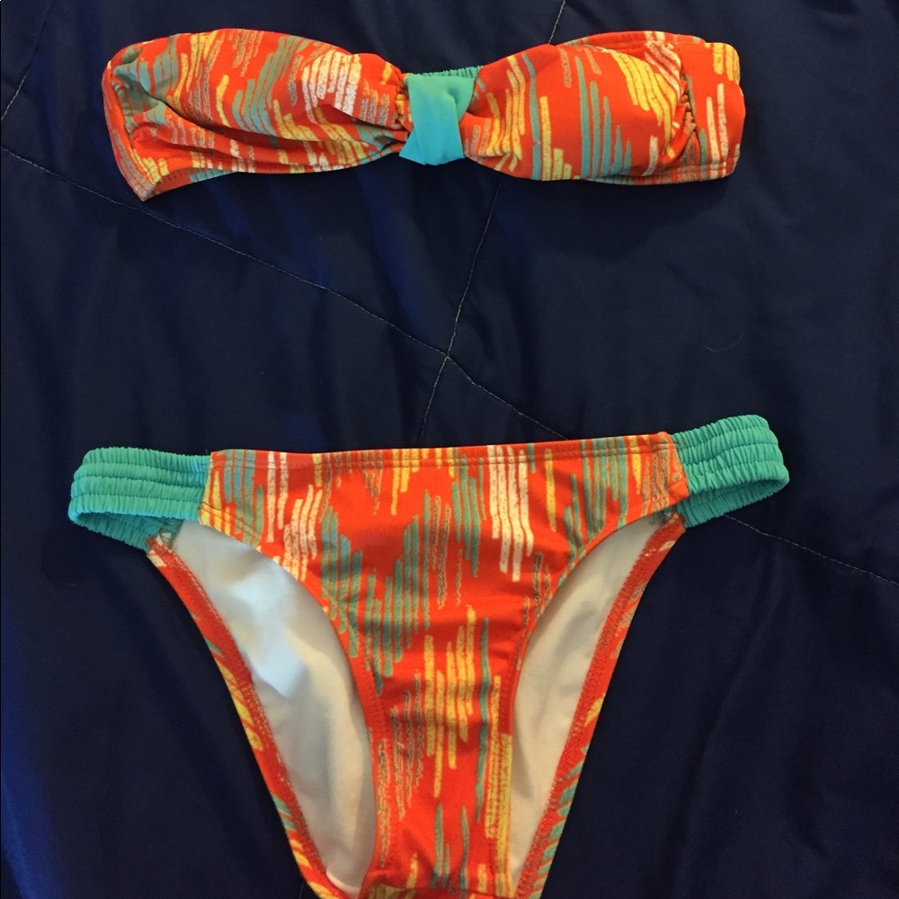 SOLD  Hurley printed bandeau swimsuit set, Medium