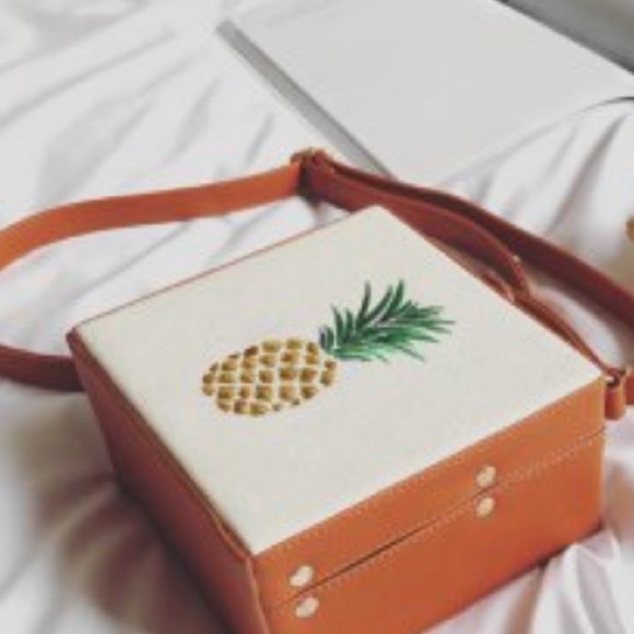 🎉HP 6/4🎉🍍Pineapple Embroidered box Bag🍍 - Picture 5 of 6