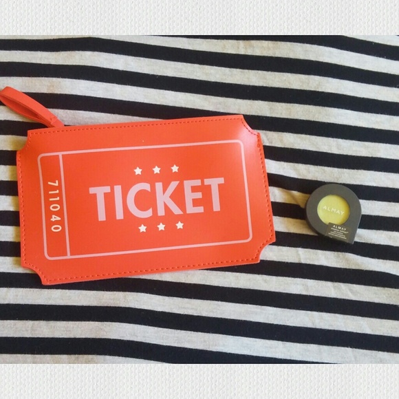 Free with 3+ Bundle Bag and Free Almay Shadow - Picture 2 of 6