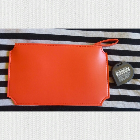 Free with 3+ Bundle Bag and Free Almay Shadow - Picture 3 of 6