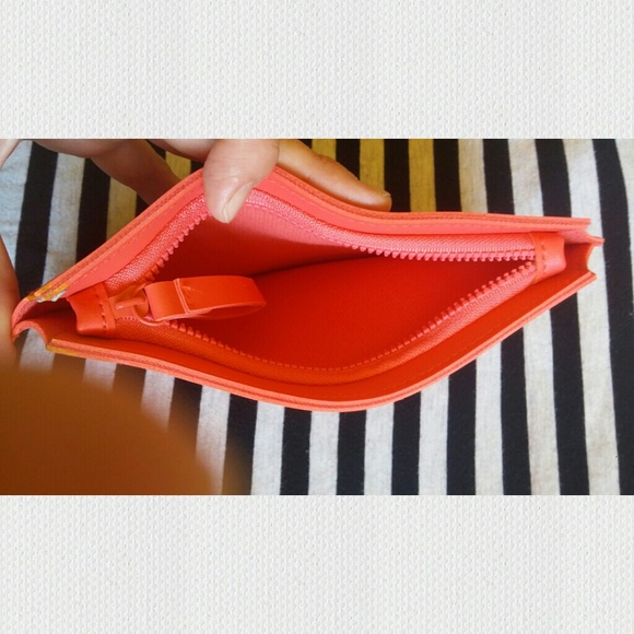 Free with 3+ Bundle Bag and Free Almay Shadow - Picture 4 of 6