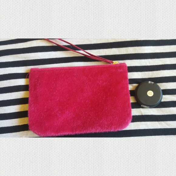 Free with 3+ BundleBag and Free E.L.F. Shadow Trio - Picture 4 of 5