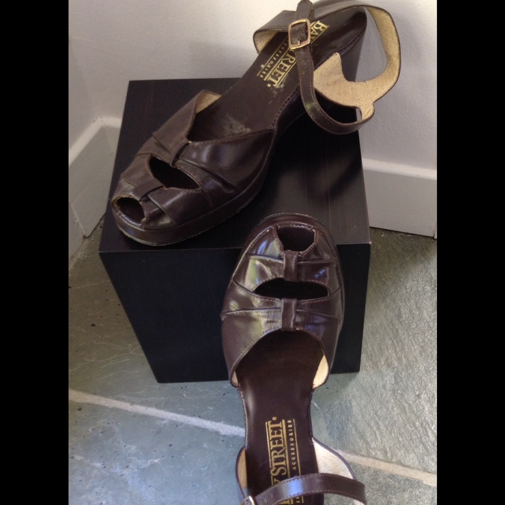 Brown sandals with a vintage vibe