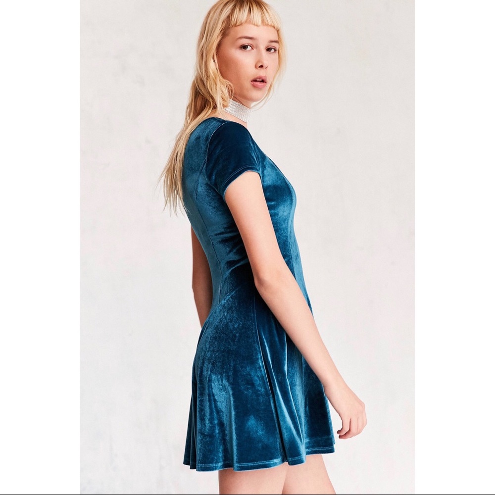 UO Kimchi Blue Dahlia Sweetheart Velvet Dress - Picture 7 of 8