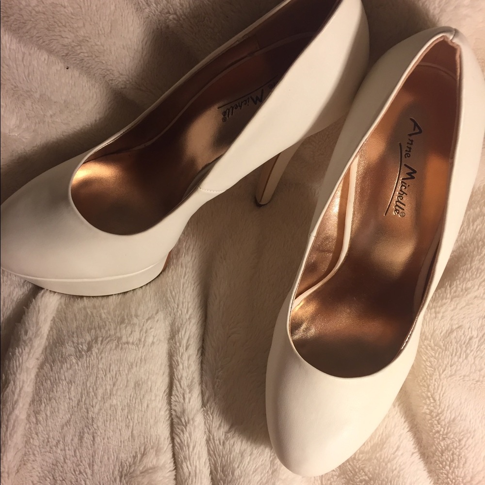 Never worn! Anne Michelle matte white pumps