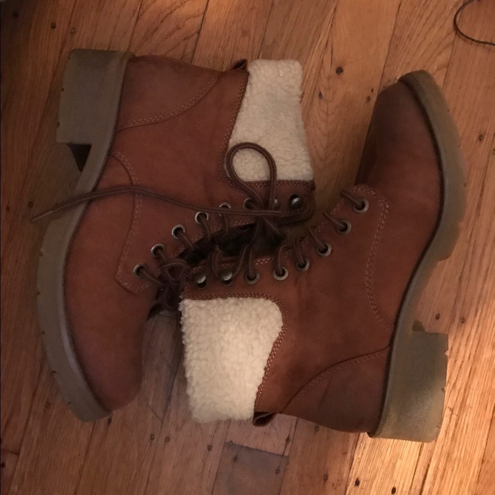 Cute winter booties.