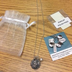 The Vintage Pearl "L" necklace