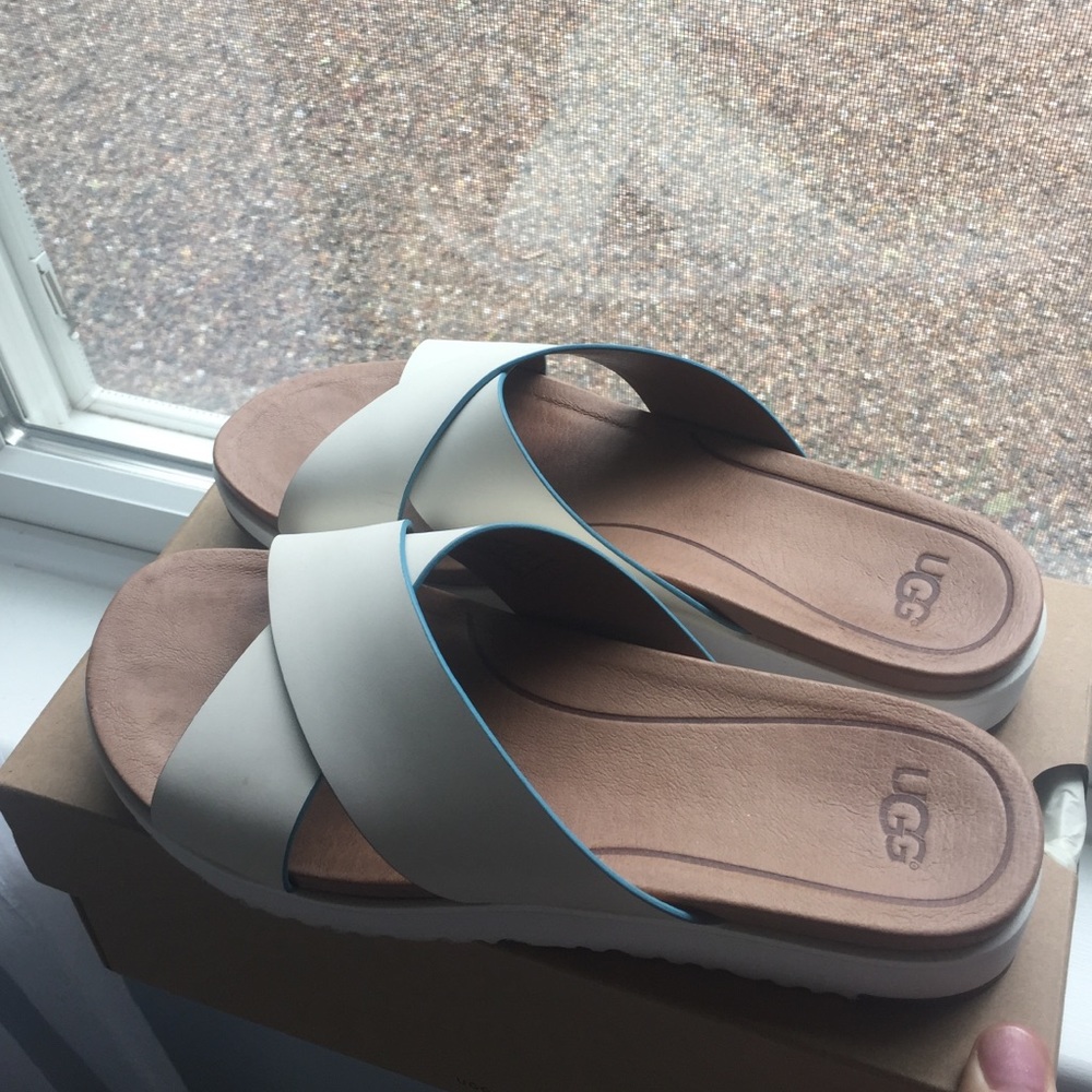 NWT UGG Women's Kari Blue Size 8 - Picture 2 of 2