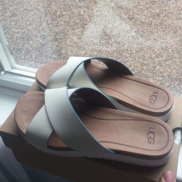 NWT UGG Women's Kari Blue Size 8 - Picture 2 of 2