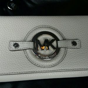 New MICHAEL KORS  Astor is pearl grey