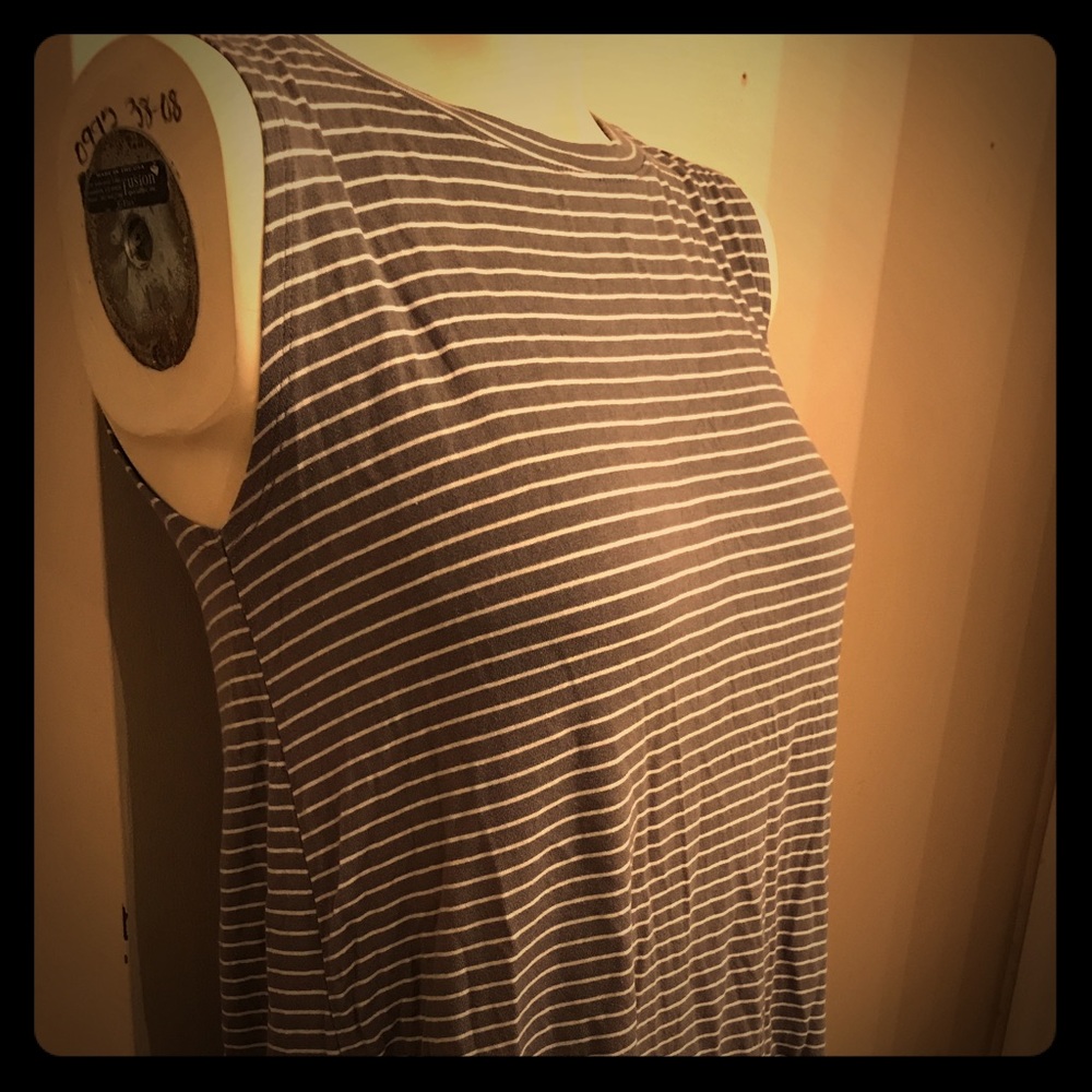 Comfortable and casual Old Navy Tank w / open back