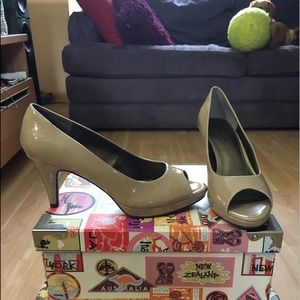 Bandolino Peep Toe Heel