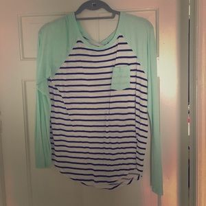 Baseball tee, with stripes and light blue sleeves