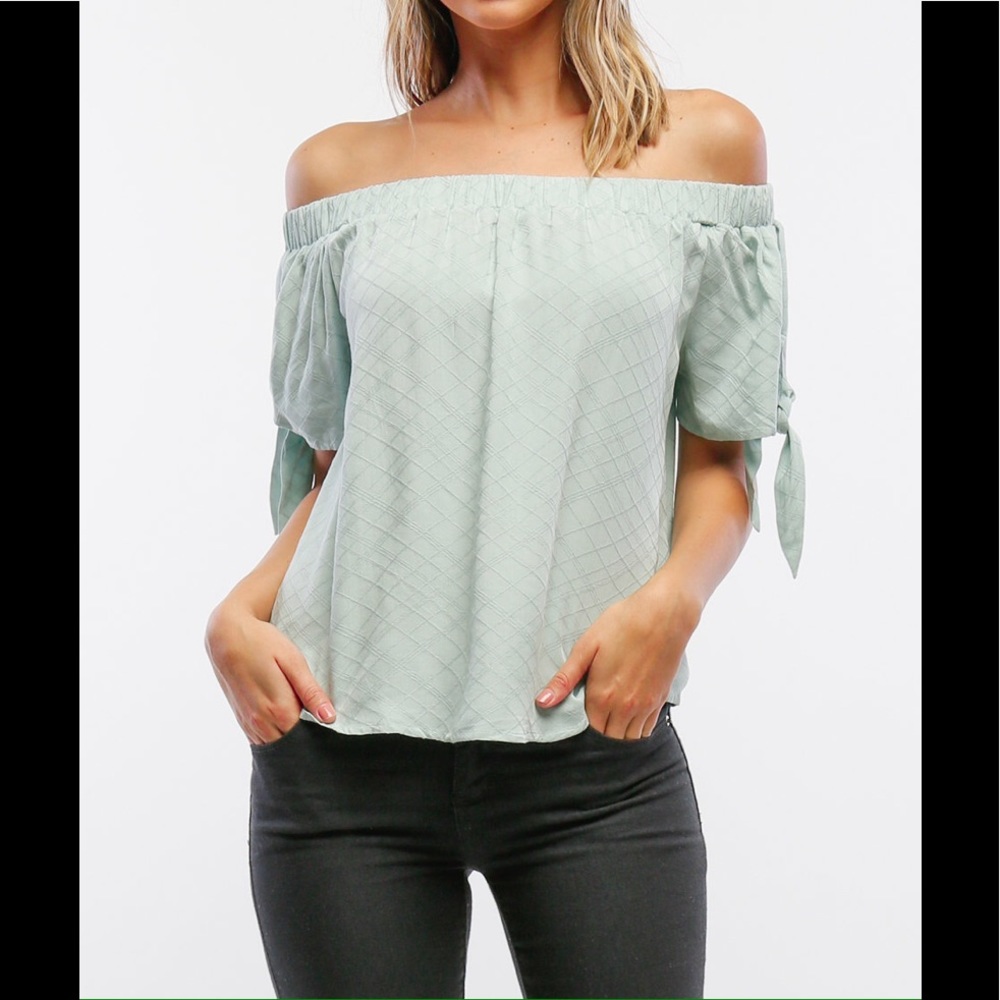 NWT Mint textured off-shoulder top
