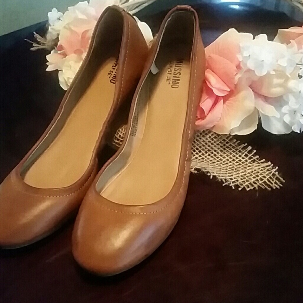 Size 6 brown mossimo flats, like new!