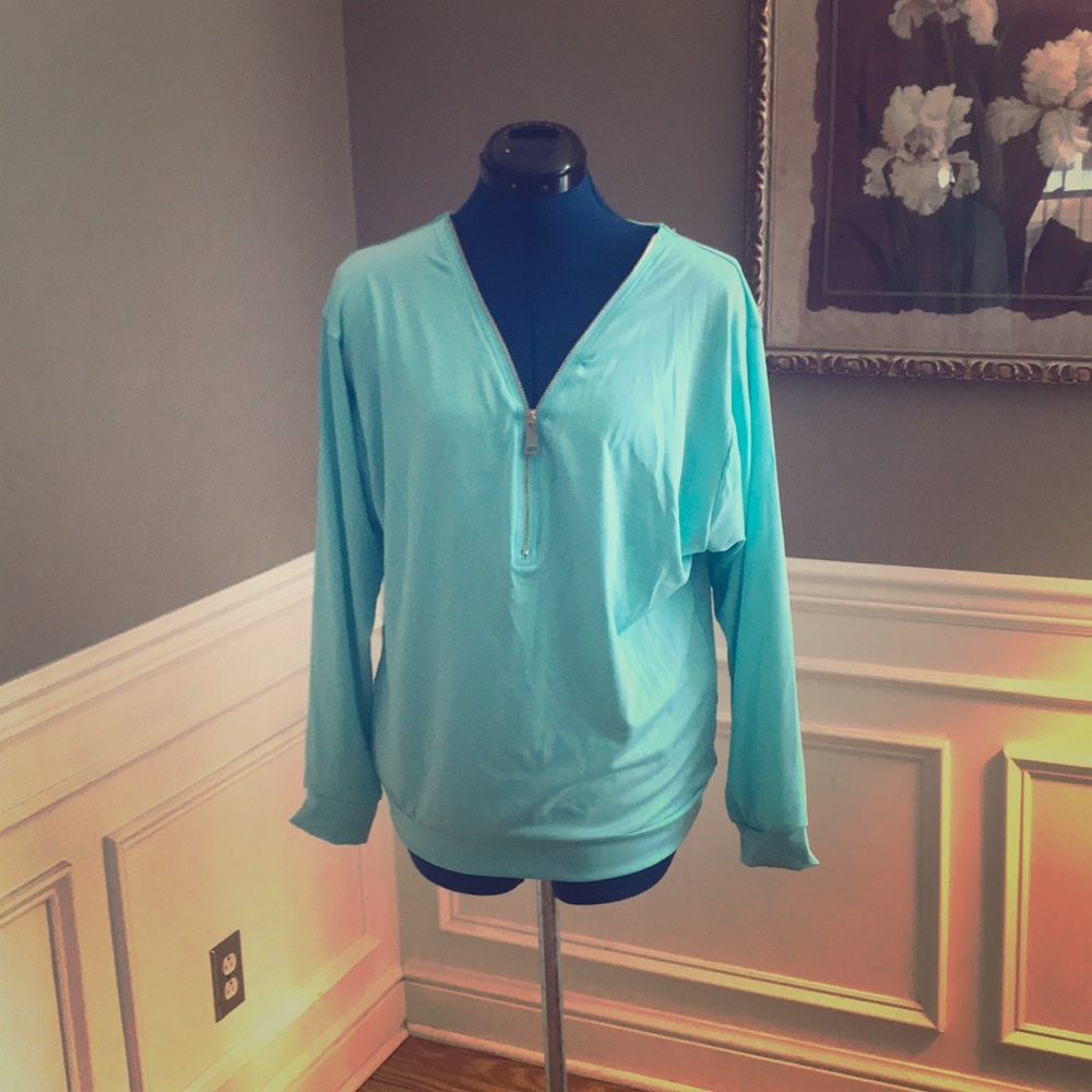 Cute zip shirt 👚