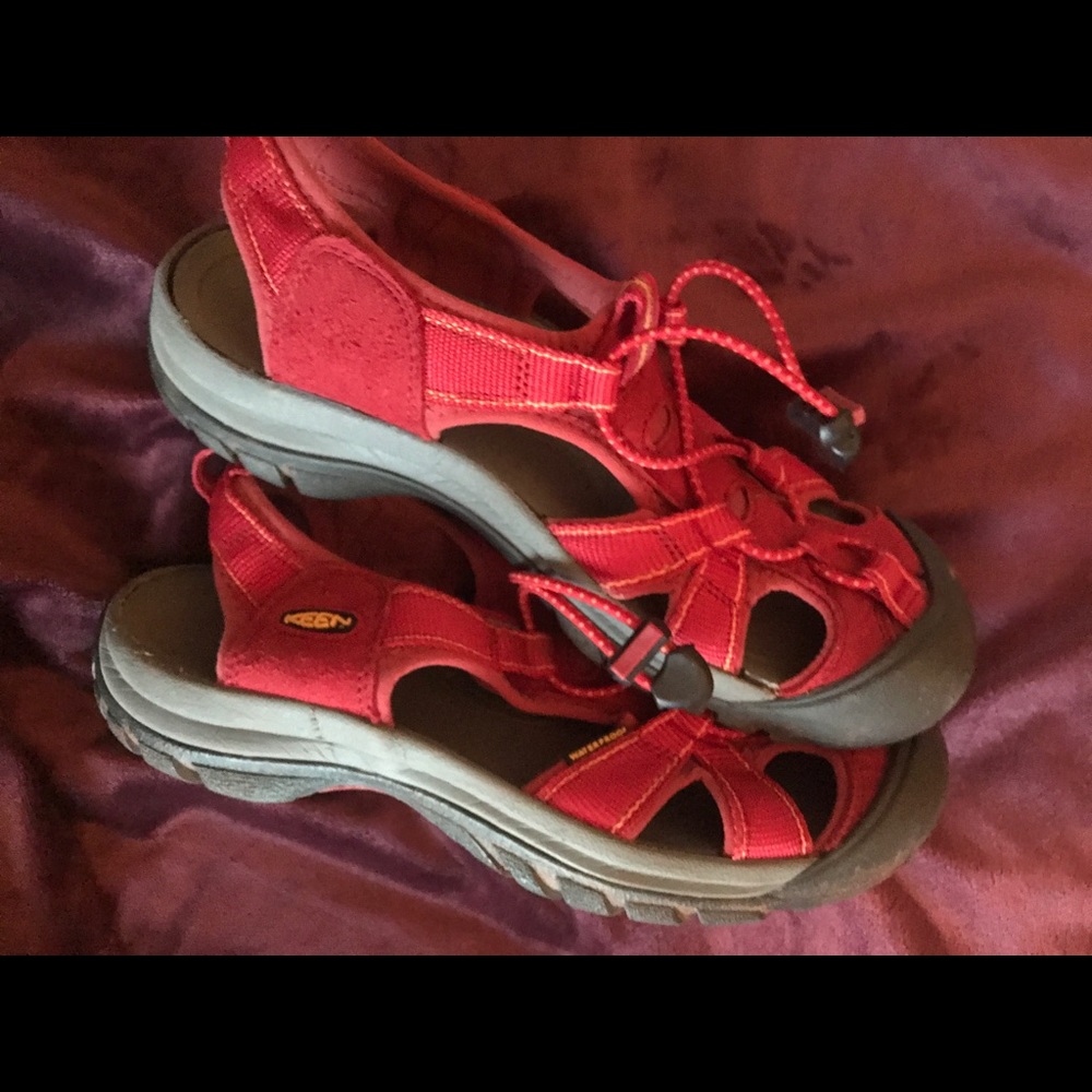 Size 9/9&1/2 red Keens