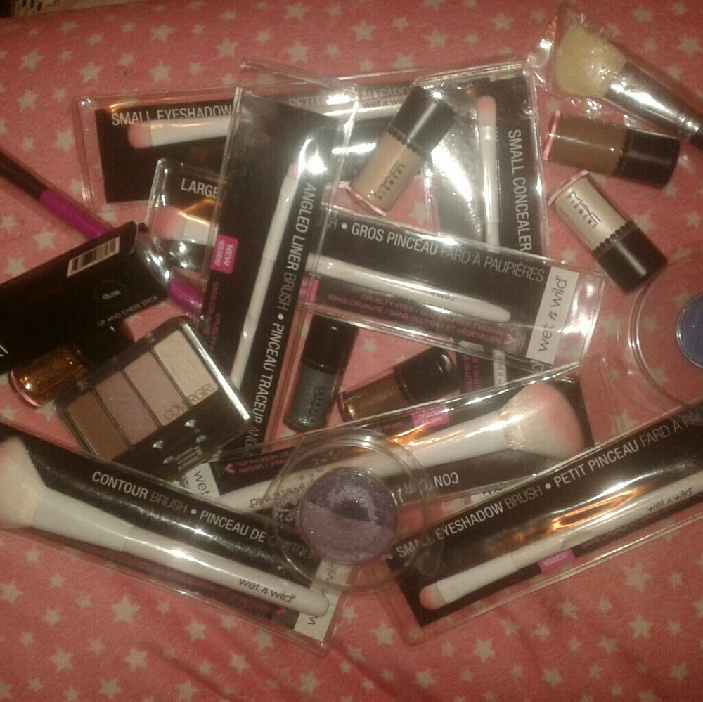 **SOLD** Make up bundle must go asap!!