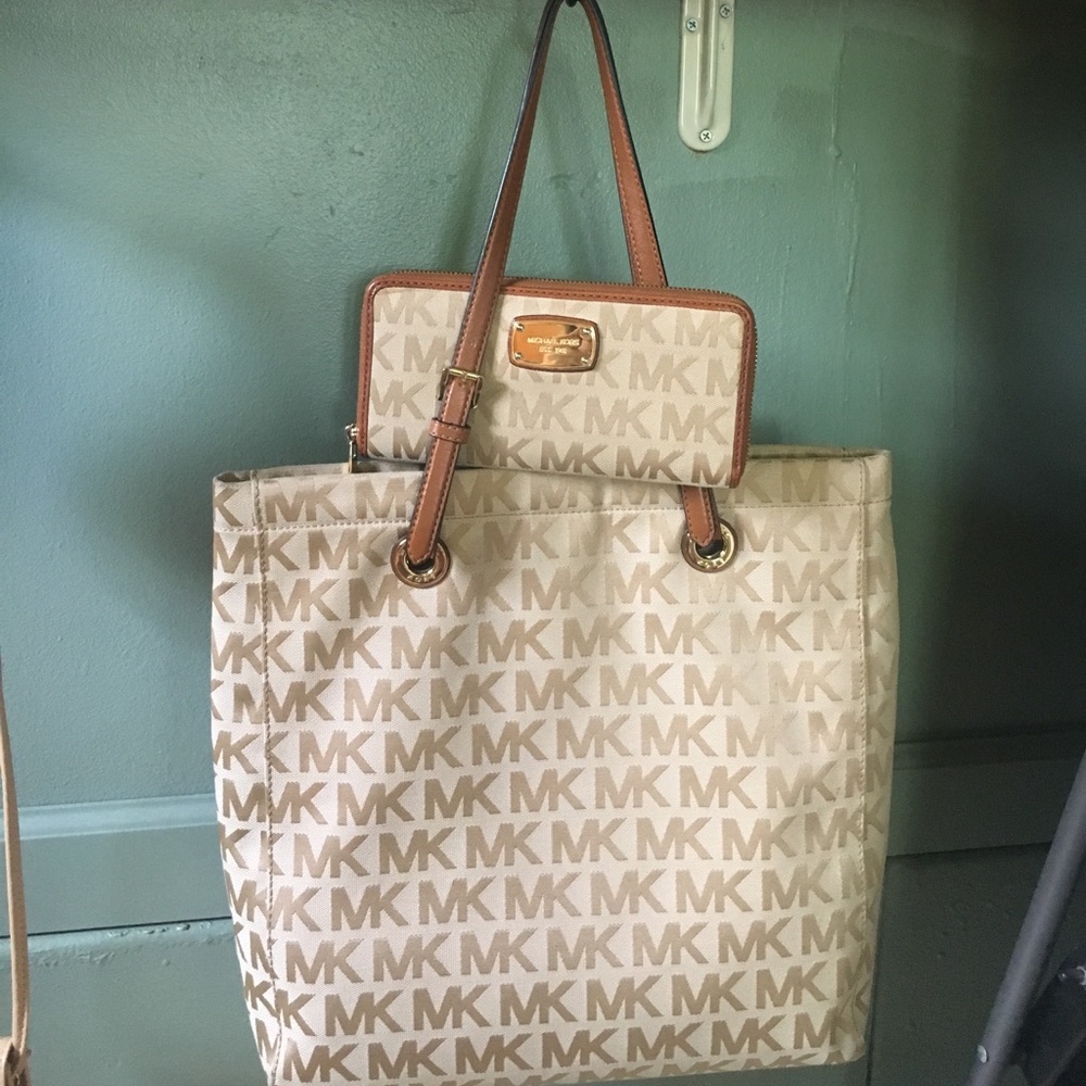 Michael Kors tote bag and matching wallet
