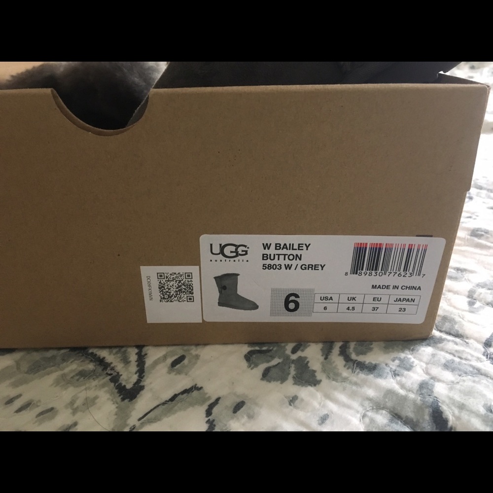 Uggs - Picture 2 of 4