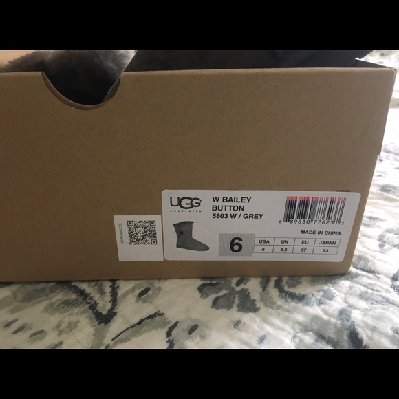 Uggs - Picture 2 of 4