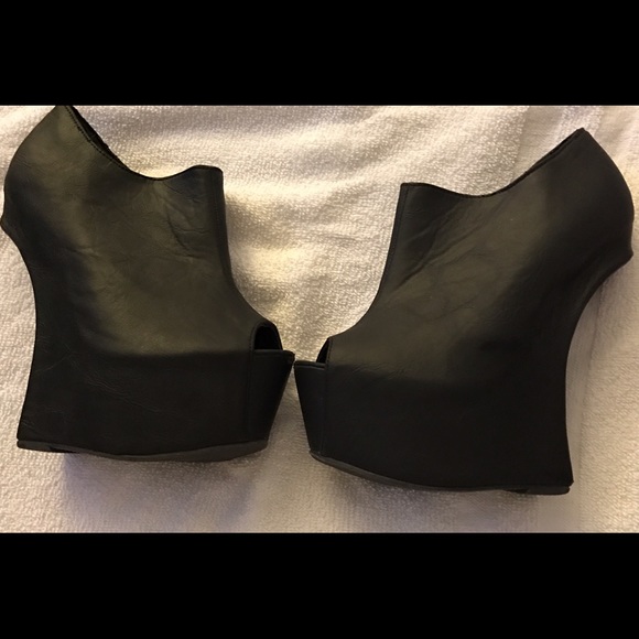 Black Leather Heel-less bootie - Picture 1 of 3