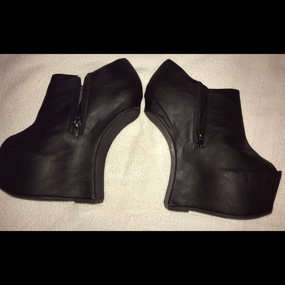 Black Leather Heel-less bootie - Picture 2 of 3