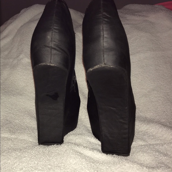 Black Leather Heel-less bootie - Picture 3 of 3