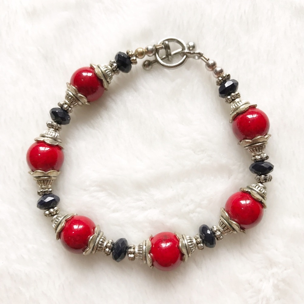 BRACELET RED MARBLEIZED APPLE AND BLACK BEADS