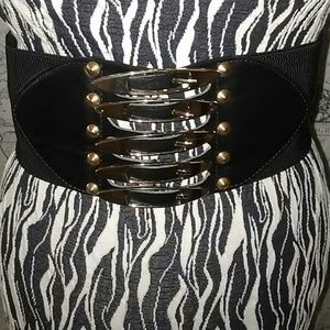 Elastic snap back closure belt