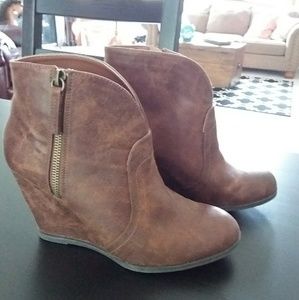 Wedge-heel ankle bootie
