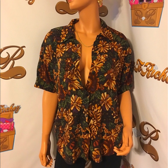 Floral button up blouse. - Picture 2 of 3