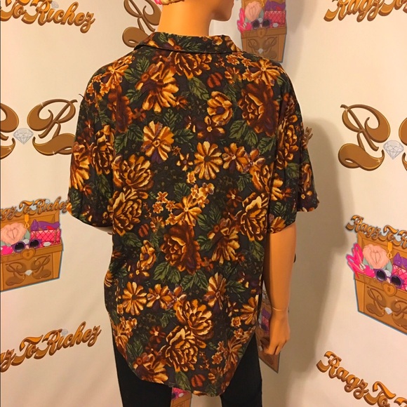 Floral button up blouse. - Picture 3 of 3