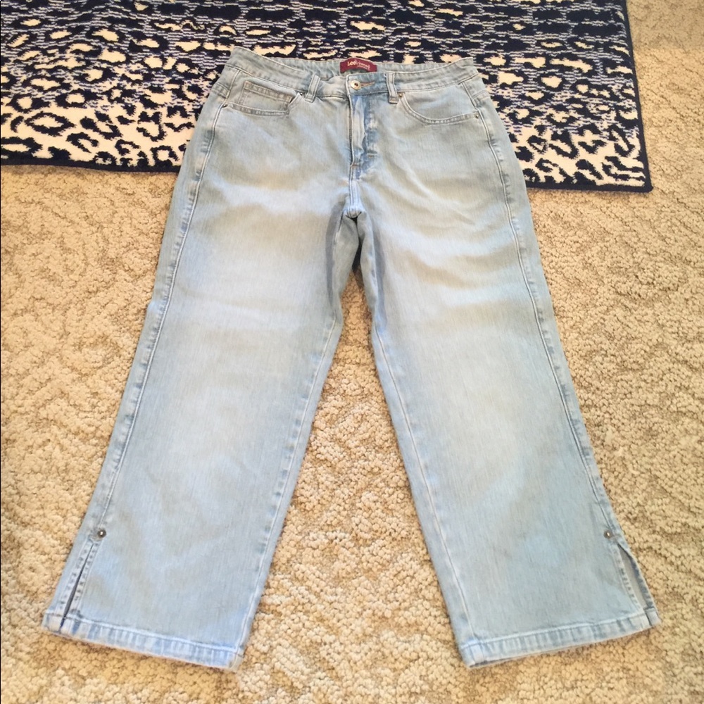 LEE LT BLUE CAPRIS JEANS SIDE SLITS ON LEG SIZE M