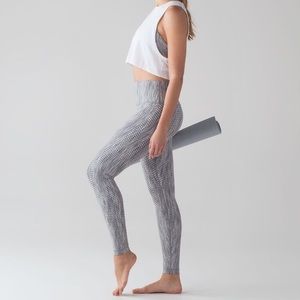 SOLD • Wunder Under Hi-Rise 7/8 Arrow Jacquard