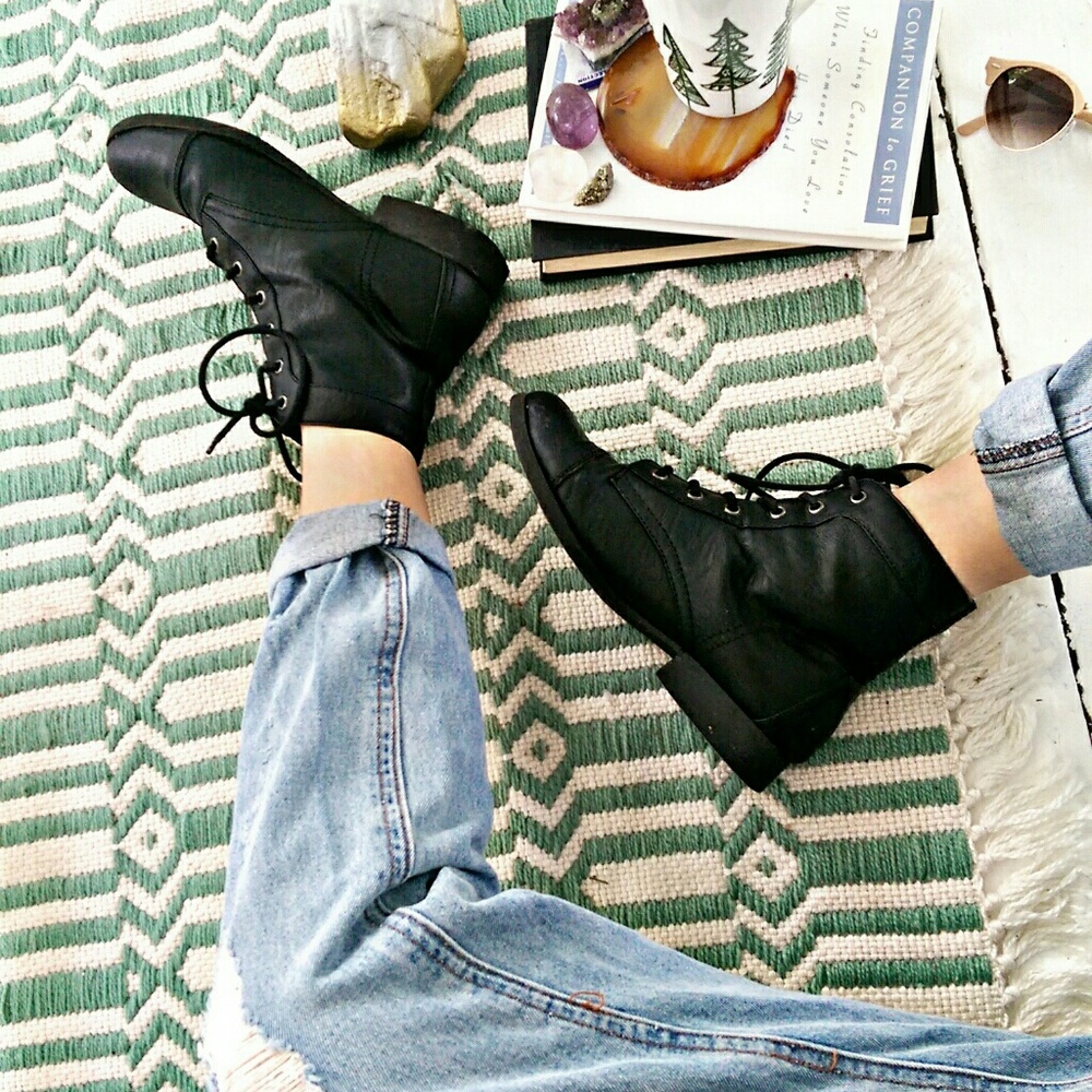 FAUX LEATHER BOOTIES