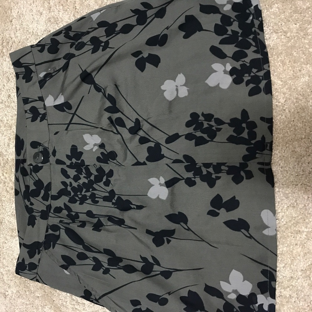 GAP gray floral skirt. Very light with pockets!